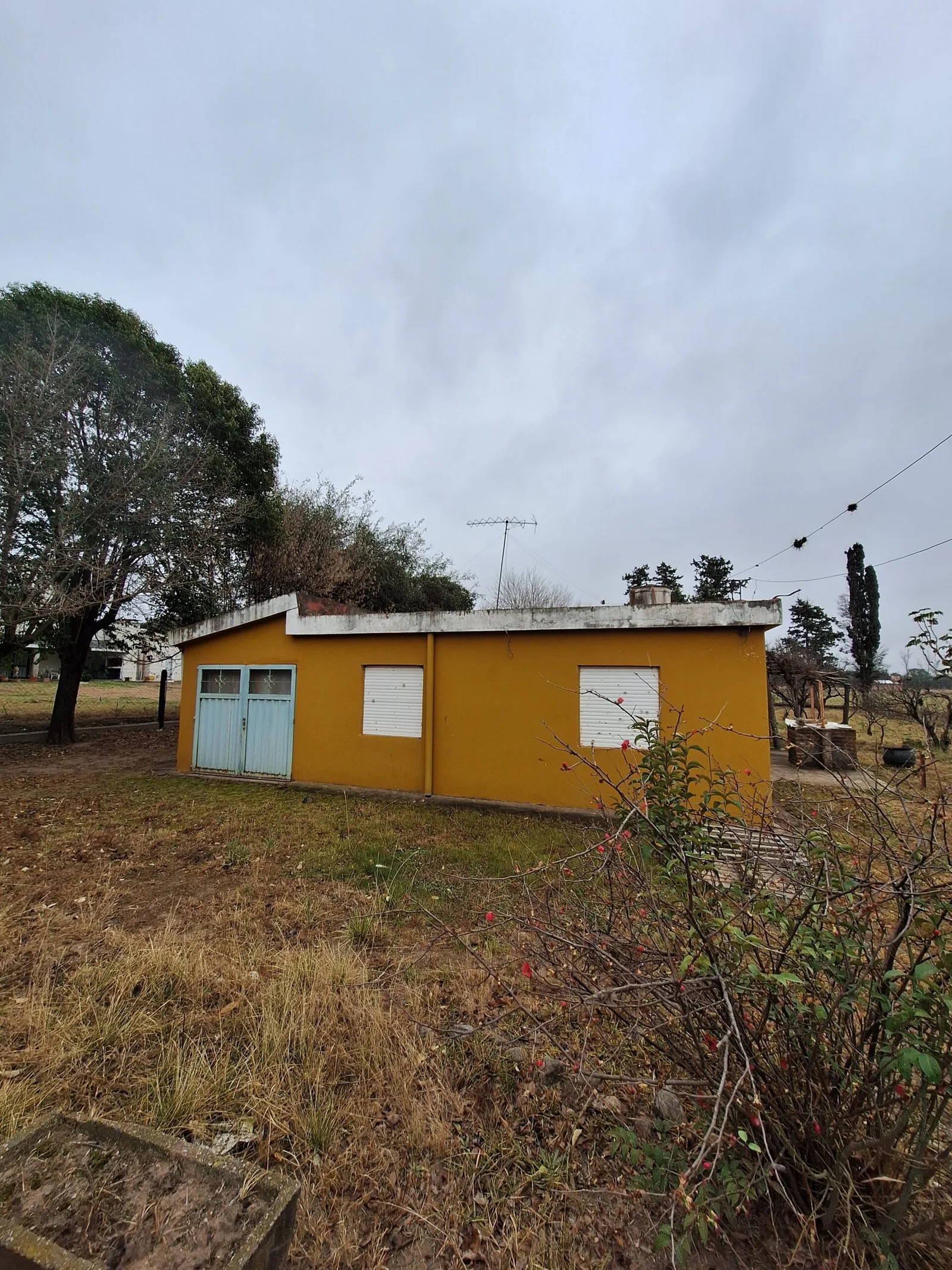 Casa con sótano y quincho en Sinsacate