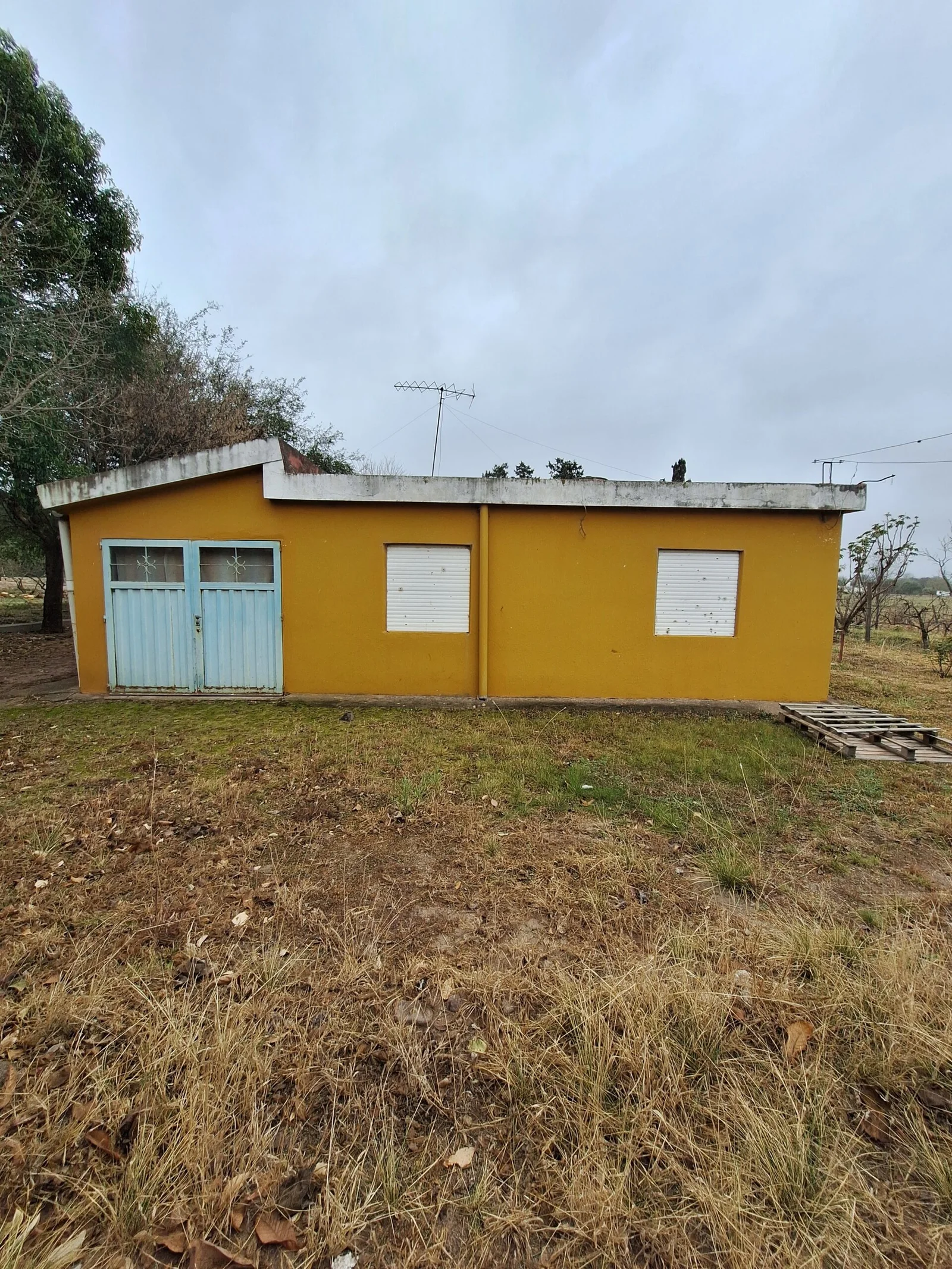 Casa con sótano y quincho en Sinsacate