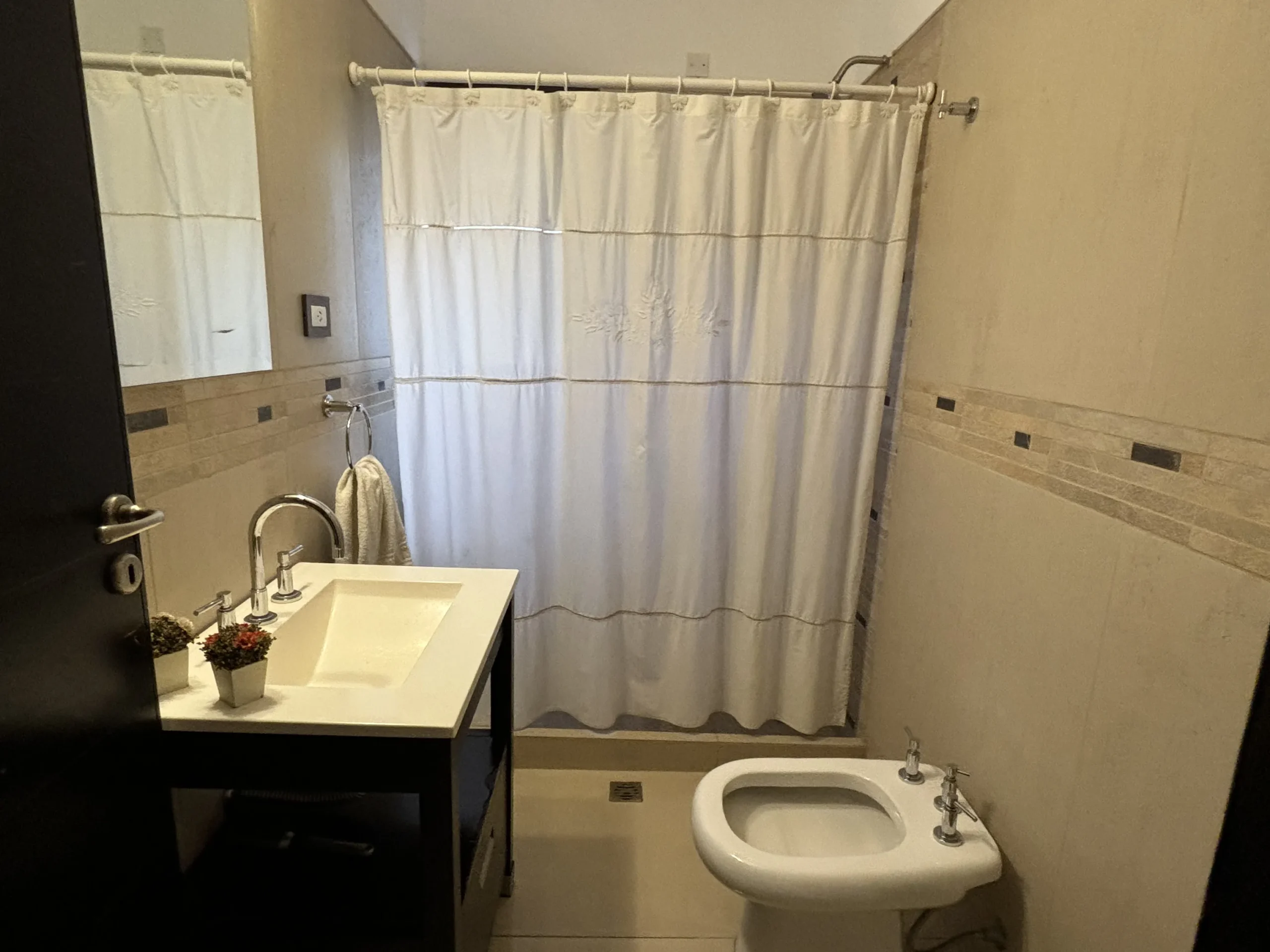 Importante propiedad en Jesús María a metros del Colegio Seminario – 3 dorm, suite y terraza