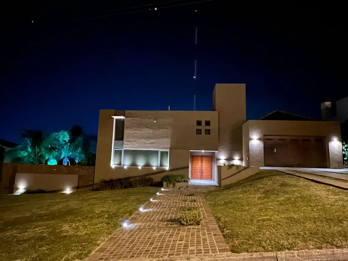 Importante propiedad en Jesús María a metros del Colegio Seminario – 3 dorm, suite y terraza