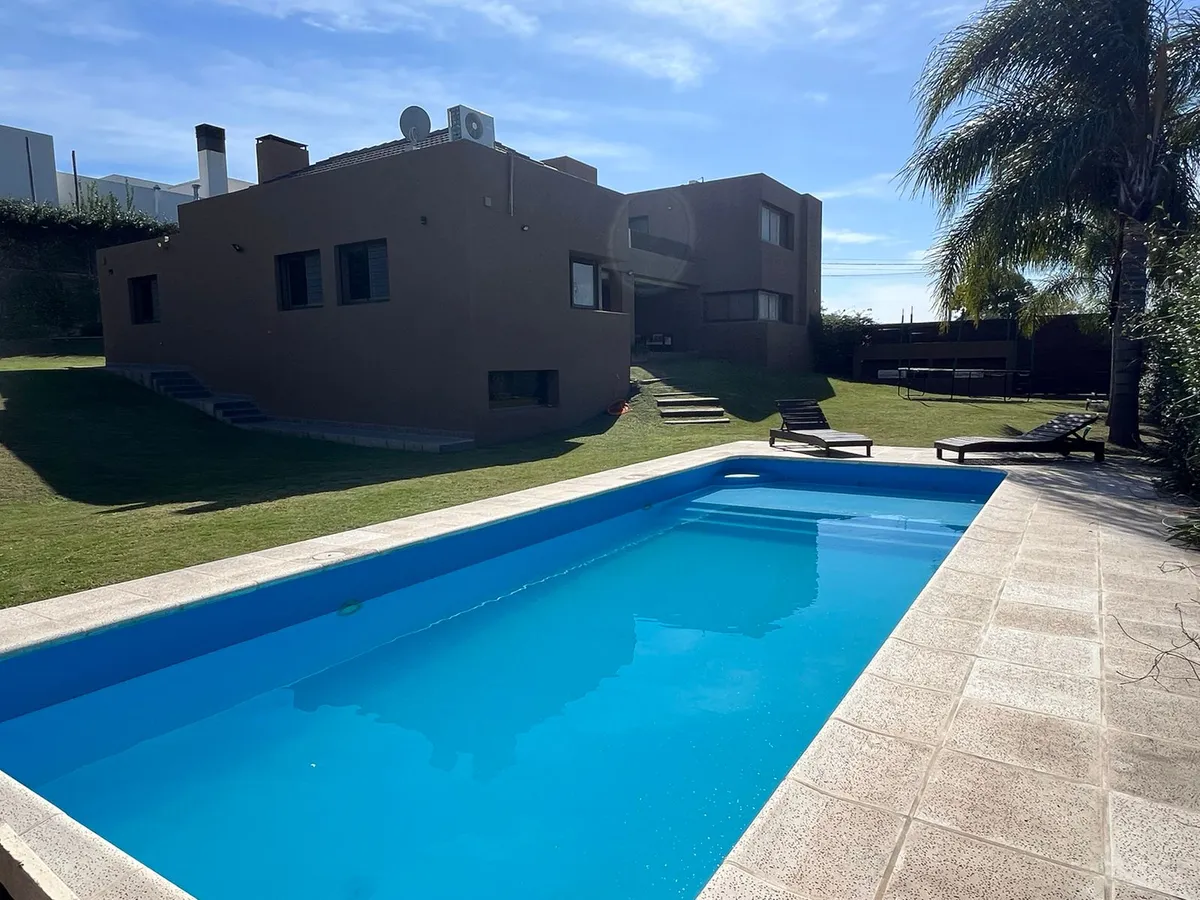 Importante propiedad en Jesús María a metros del Colegio Seminario – 3 dorm, suite y terraza